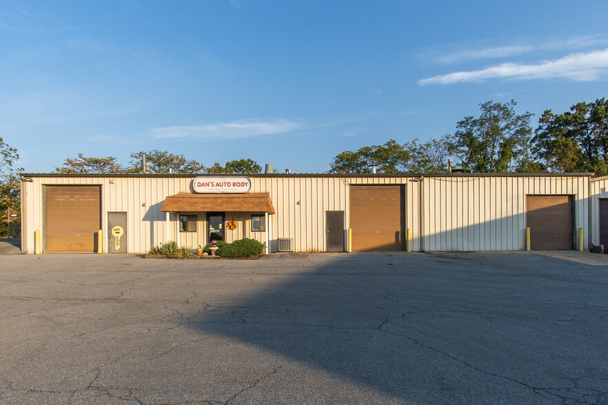 Enterprise Ct Auto Repair & Auto Body portfolio of 2 properties for sale on LoopNet.ca - Building Photo - Image 3 of 15