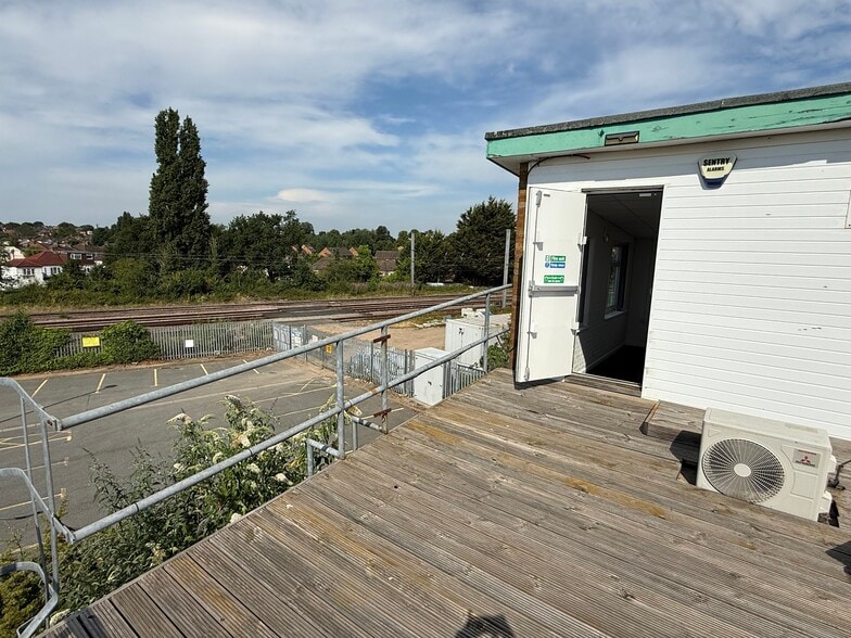 16-17 Station Clos, Potters Bar for sale - Building Photo - Image 2 of 10