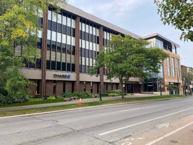 250 E Front St, Traverse City, MI for lease - Building Photo - Image 1 of 8