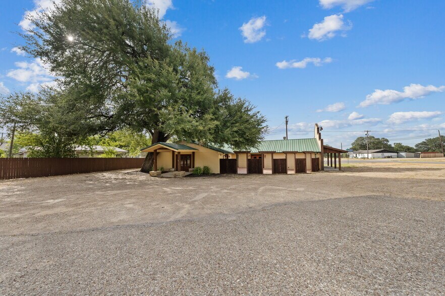 6401 Rock Creek Rd, Waco, TX for sale - Building Photo - Image 3 of 46