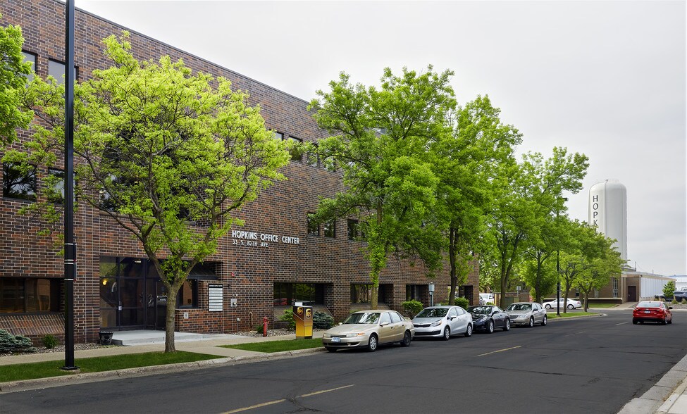 33 S 10th Ave, Hopkins, MN à louer - Photo du bâtiment - Image 2 de 5