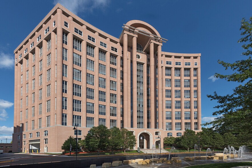 8000 Towers Crescent Dr, Vienna, VA à louer - Photo principale - Image 1 de 5