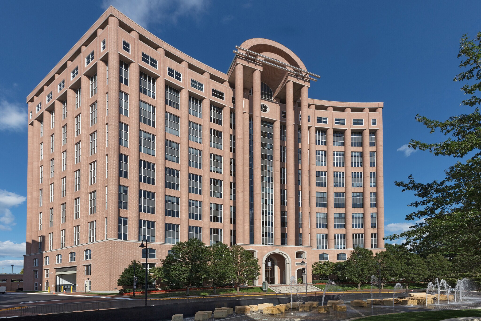 8000 Towers Crescent Dr, Vienna, VA à louer Photo du bâtiment- Image 1 de 6