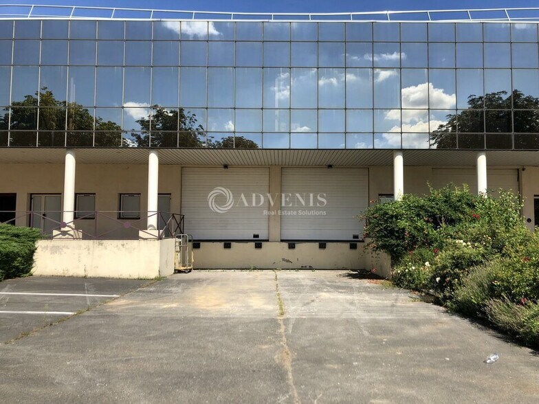 Flex in Goussainville for lease - Building Photo - Image 2 of 8