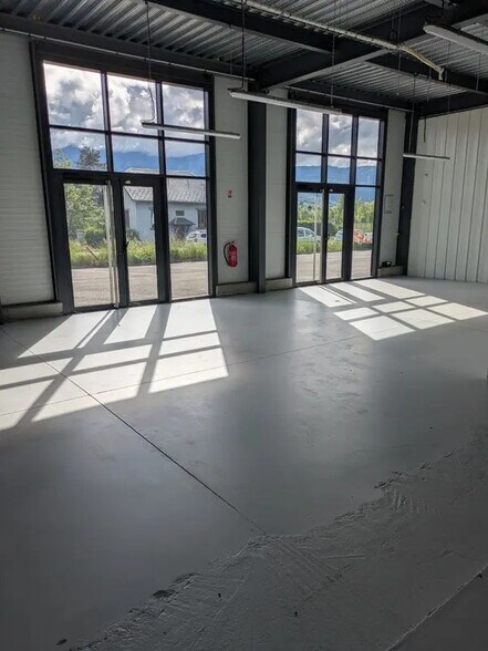 Retail in Montmélian for lease - Interior Photo - Image 3 of 15