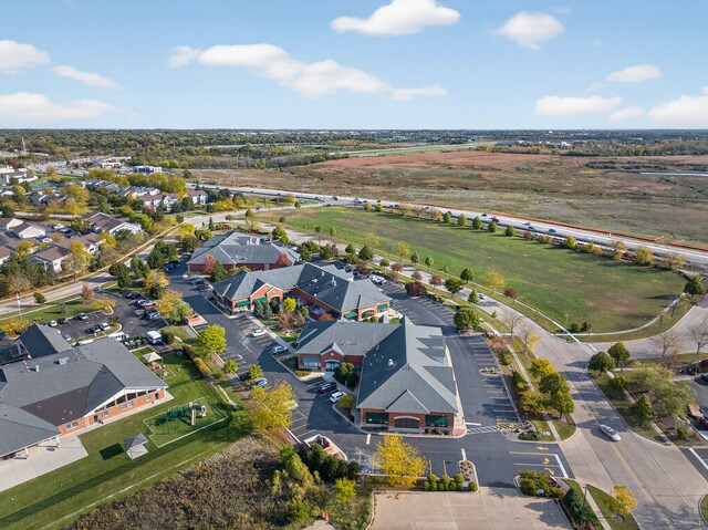 1540 Carlemont Dr, Crystal Lake, IL à vendre - Photo du bâtiment - Image 3 de 16