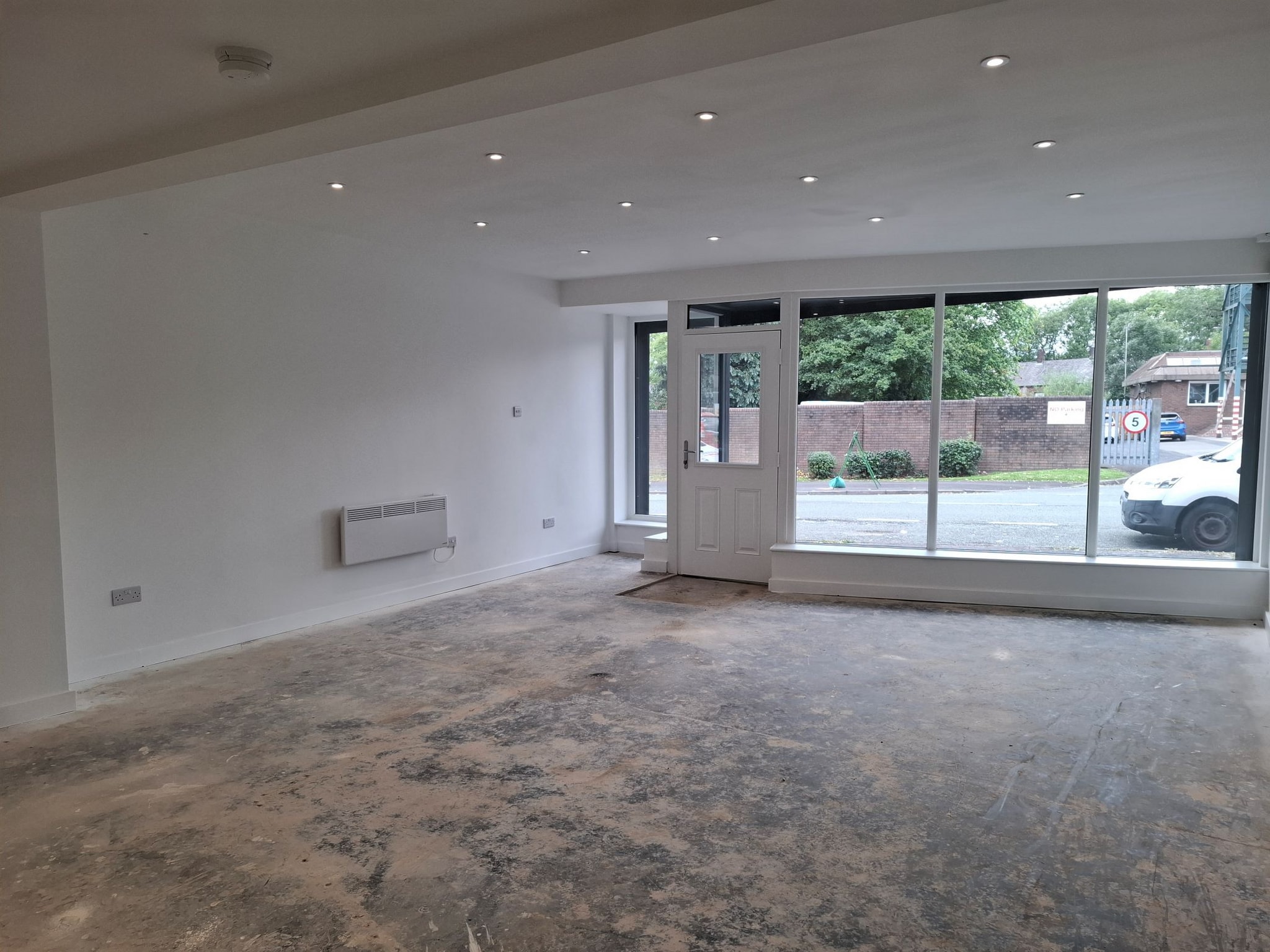 9-21 Trough Gate, Oldham for lease Interior Photo- Image 1 of 3