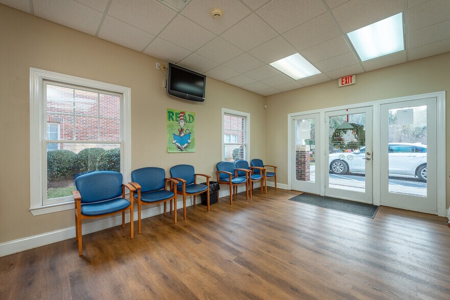 110 Chadwick Square Ct, Hendersonville, NC à vendre - Photo du bâtiment - Image 3 de 25