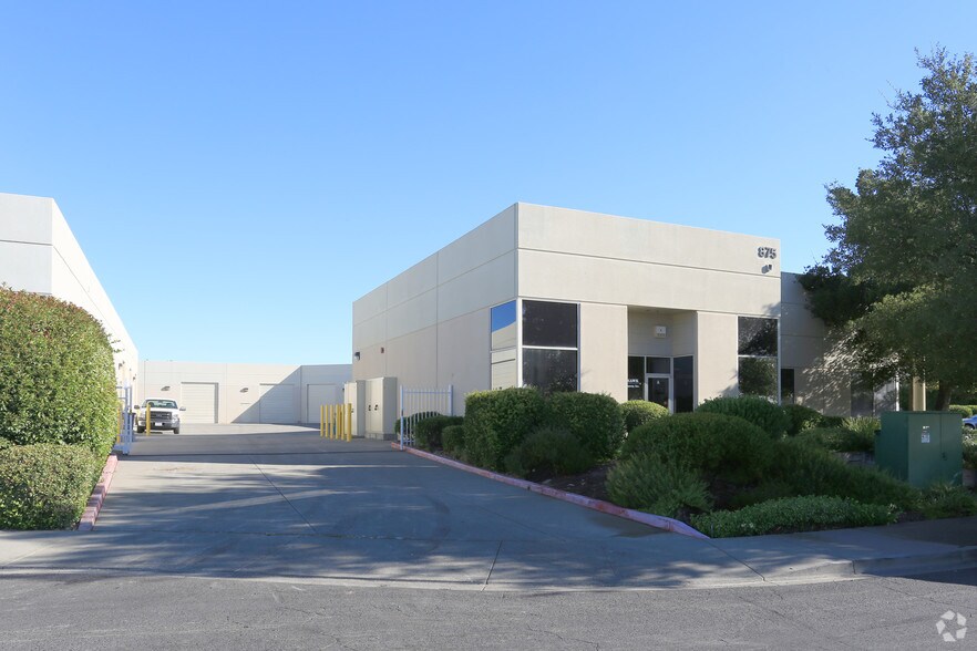 875 Cotting Ln, Vacaville, CA à louer - Photo du bâtiment - Image 3 de 5