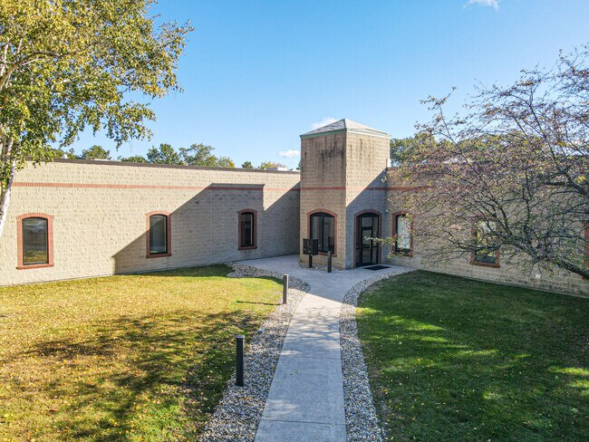 Plus de détails pour 14 Blackstone Valley Pl, Lincoln, RI - Local d'activités à louer