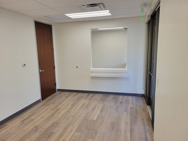 2060 W Whispering Wind Dr, Phoenix, AZ for lease - Interior Photo - Image 3 of 27