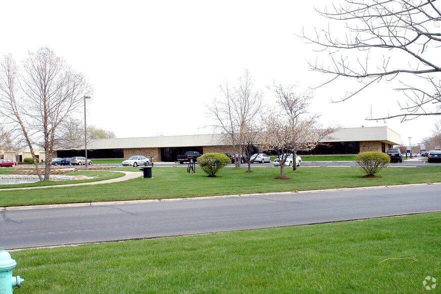 8021 Knue Rd, Indianapolis, IN à louer - Photo du bâtiment - Image 3 de 5