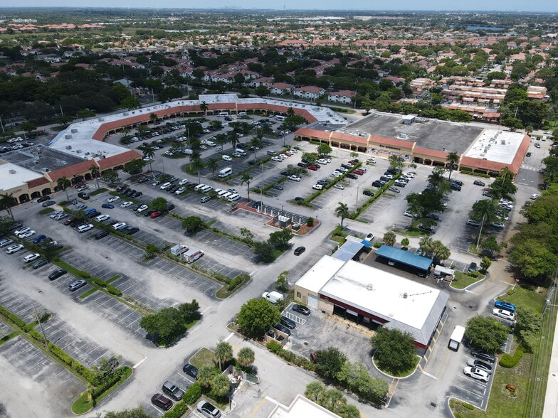 12315-12389 Pembroke Rd, Pembroke Pines, FL à louer - Photo du bâtiment - Image 1 de 19