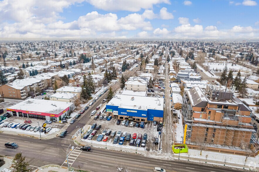 2605 17th Ave SW, Calgary, AB à vendre - Aérien - Image 3 de 4