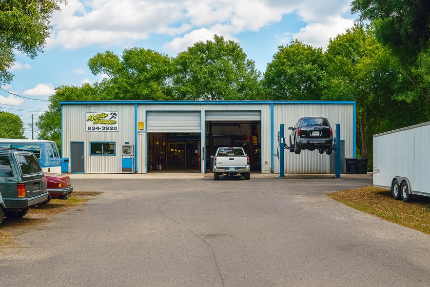 10341 E Hillsborough Ave, Tampa, FL à vendre - Photo du bâtiment - Image 1 de 4