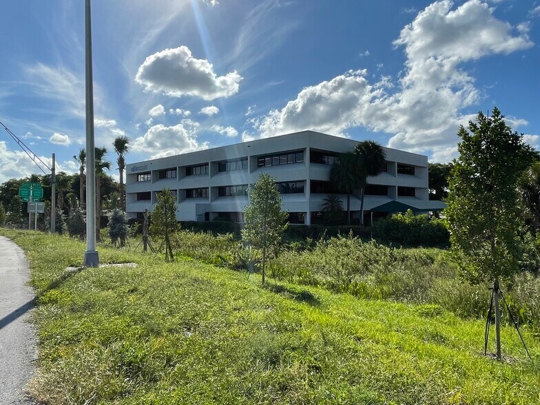 6300 NE 1st Ave, Fort Lauderdale, FL à louer - Photo du bâtiment - Image 2 de 8