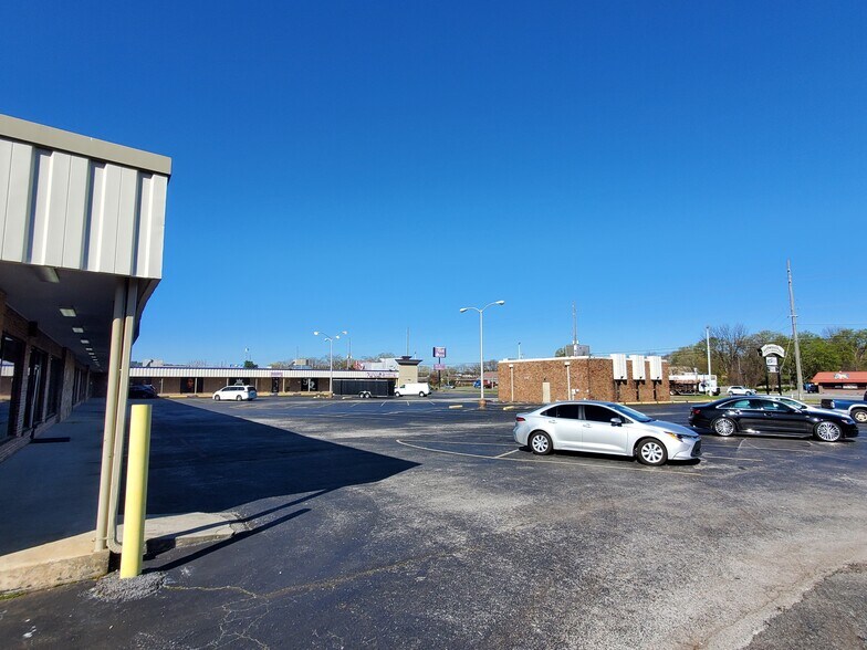 2207 University Dr NW, Huntsville, AL à louer - Photo du bâtiment - Image 2 de 2