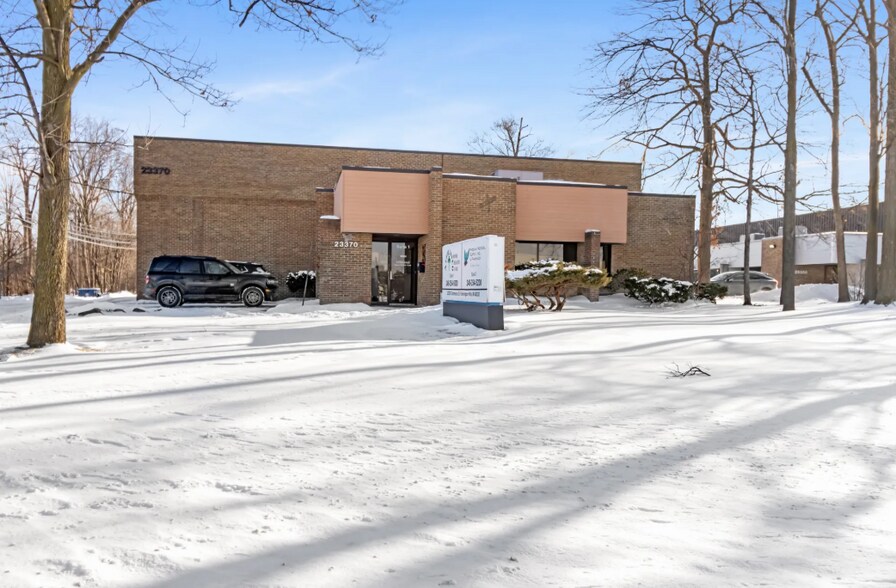 23370 Commerce Dr, Farmington Hills, MI à louer - Photo du bâtiment - Image 3 de 17