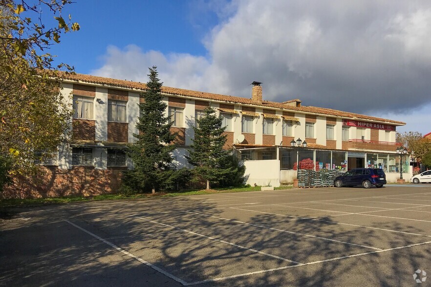 Paseo Ermita, Pedrezuela, Madrid for sale - Primary Photo - Image 1 of 2