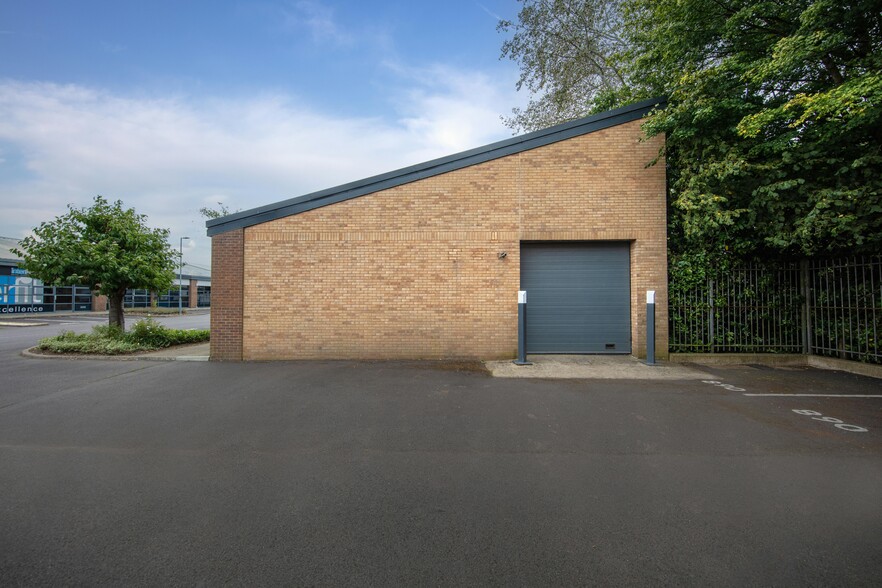 890 Plymouth Rd, Slough for lease - Building Photo - Image 3 of 7