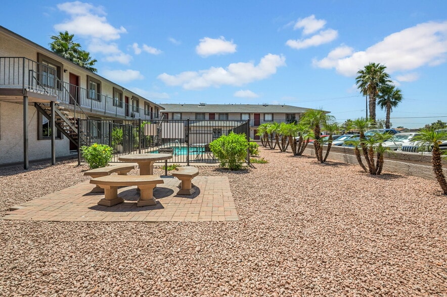 3102 E Paradise Ln, Phoenix, AZ for sale - Building Photo - Image 2 of 5