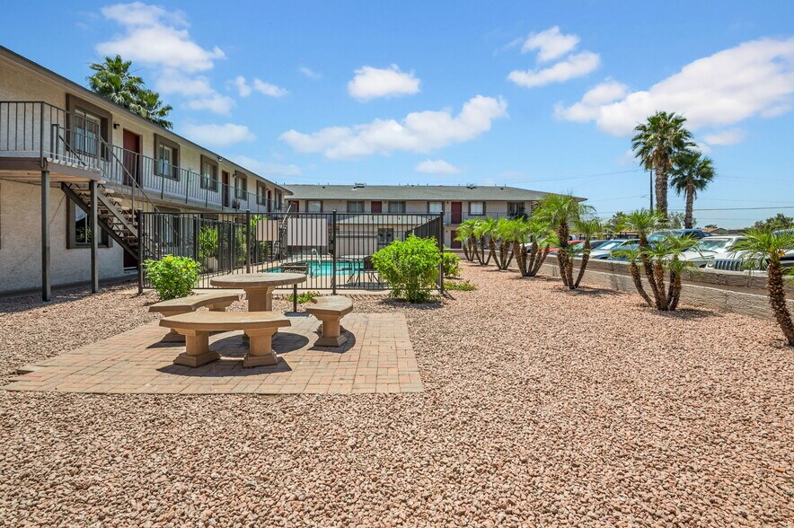 3102 E Paradise Ln, Phoenix, AZ à vendre - Photo du bâtiment - Image 2 de 5