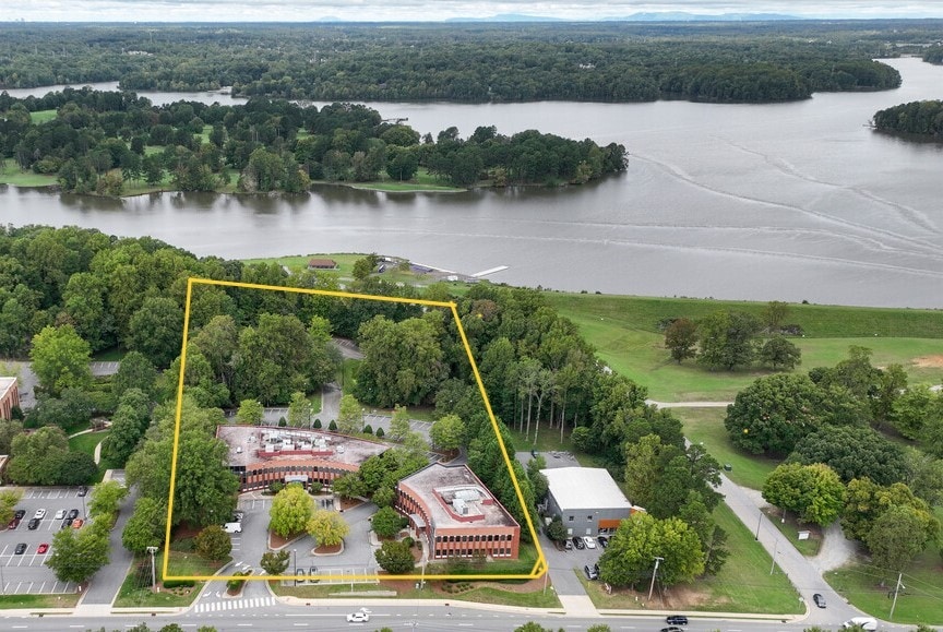 1829 Eastchester Dr, High Point, NC for lease - Building Photo - Image 3 of 28