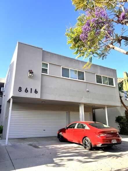 8616 Gregory Way, Los Angeles, CA à vendre - Photo du bâtiment - Image 3 de 5