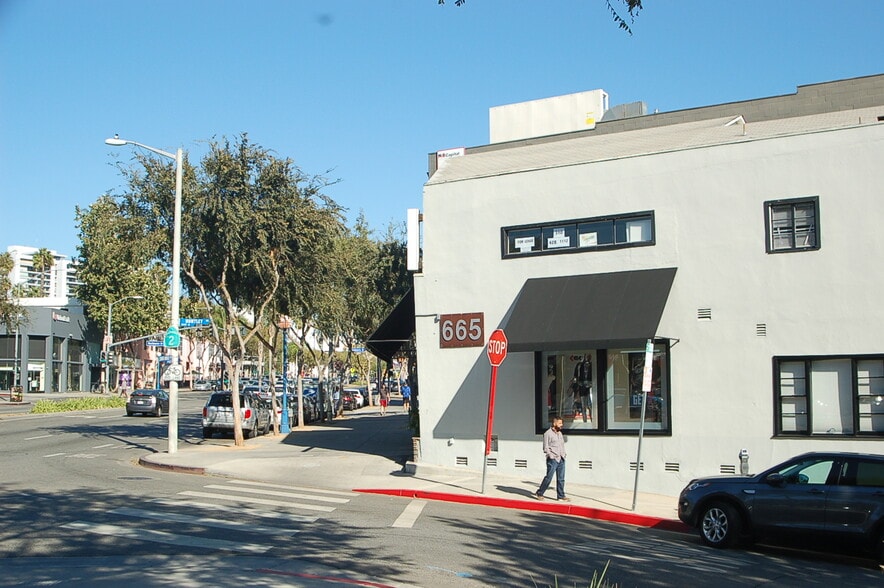 872 Huntley Dr, West Hollywood, CA for lease - Building Photo - Image 3 of 19