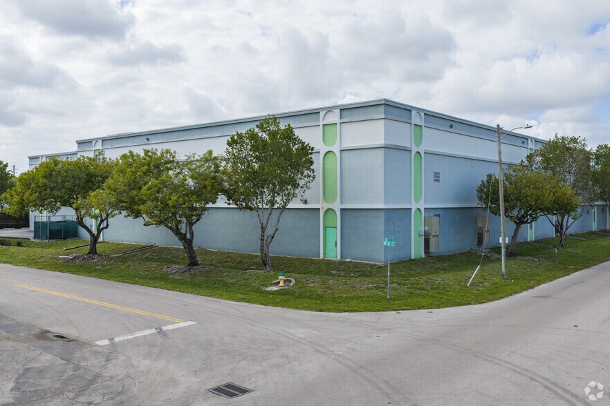 4950 N Dixie Hwy, Oakland Park, FL à louer - Photo du bâtiment - Image 2 de 4