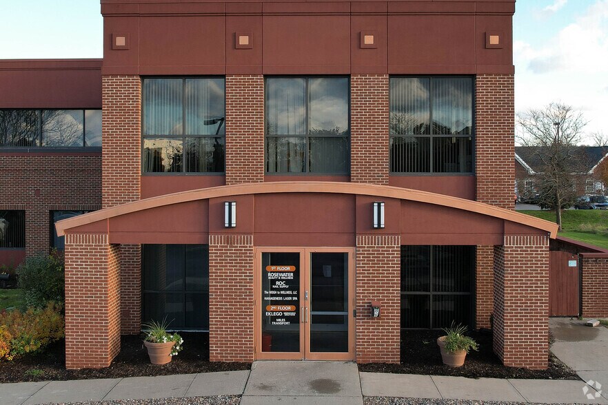 110 Marina Dr, Rochester, NY à louer - Photo du bâtiment - Image 3 de 4