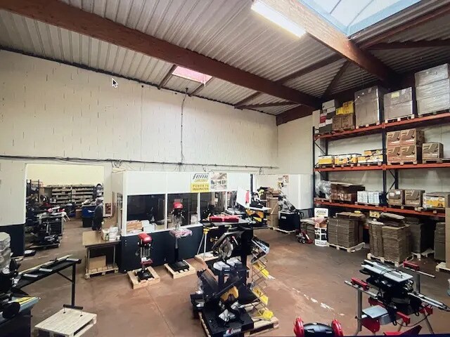 Flex in Décines-Charpieu for lease Building Photo- Image 1 of 8