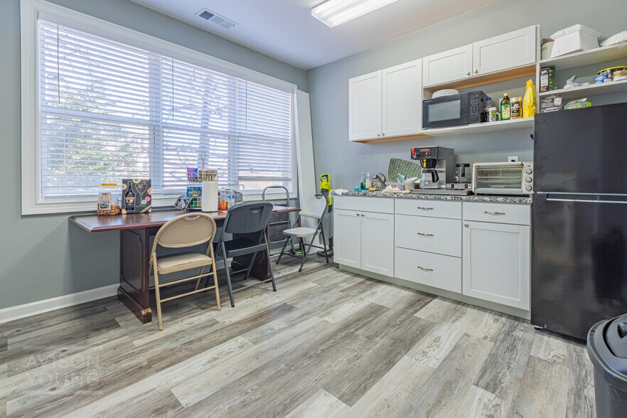 2551 Roswell Rd, Marietta, GA à louer - Photo intérieure - Image 2 de 21