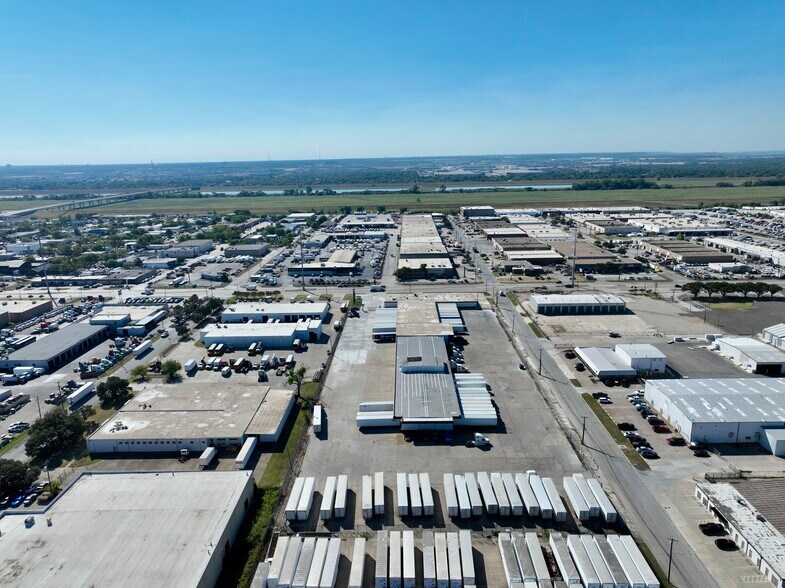 3817 Irving Blvd, Dallas, TX à louer - Photo du bâtiment - Image 2 de 17