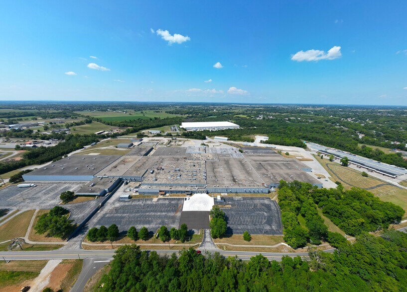 900-1000 Tyrone Pike, Versailles, KY à louer - Photo du bâtiment - Image 2 de 14