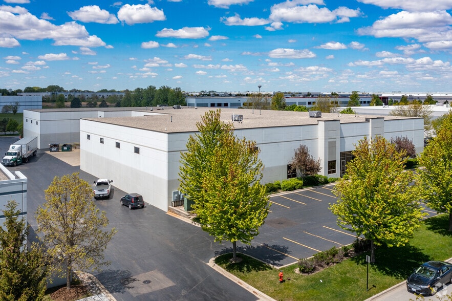 2360-2380 Vantage Dr, Elgin, IL for lease - Building Photo - Image 3 of 16