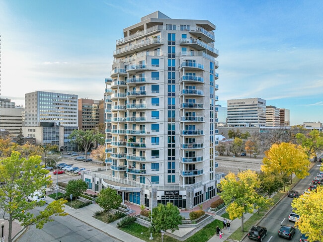 Plus de détails pour 10504 99th Ave NW, Edmonton, AB - Multi-résidentiel à vendre