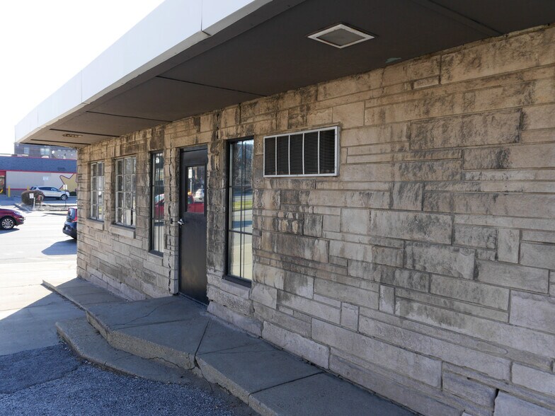 922 E Washington St, Indianapolis, IN à louer - Photo du bâtiment - Image 2 de 2