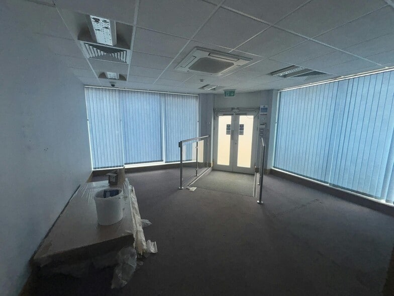 377-387 London Rd, Portsmouth for lease - Building Photo - Image 2 of 12