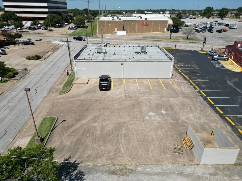 2800 Brown Trl, Bedford, TX à vendre - Photo du bâtiment - Image 2 de 6