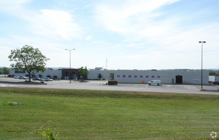 300 Lycoming Mall Cir, Muncy, PA à louer - Photo du bâtiment - Image 2 de 4