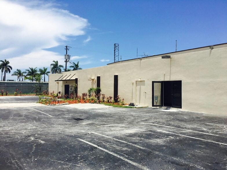 2055 Liberty St, Hollywood, FL for lease - Building Photo - Image 2 of 11