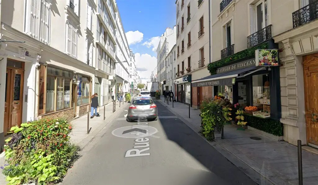 Retail in Vincennes for lease Building Photo- Image 1 of 5