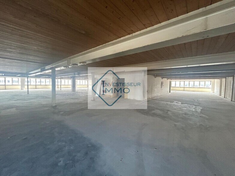 Flex in Paris for lease - Interior Photo - Image 2 of 12