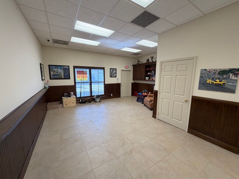 212 N U.S. Hwy 1, Tequesta, FL à vendre - Photo du bâtiment - Image 3 de 8