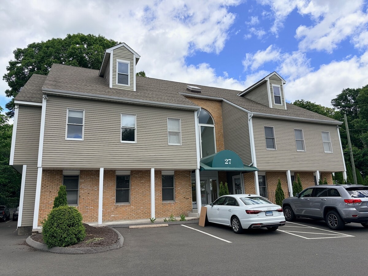27 Mill Plain Rd, Danbury, CT 06811 - Unit 4 - Fl 2 -  - Interior Photo - Image 1 of 14