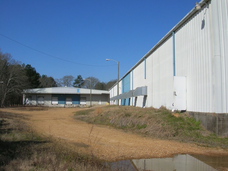 100 Tubb Ave, West Point, MS à louer - Photo du bâtiment - Image 2 de 7