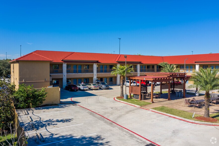 16021 North Fwy, Houston, TX à vendre - Photo du bâtiment - Image 3 de 5