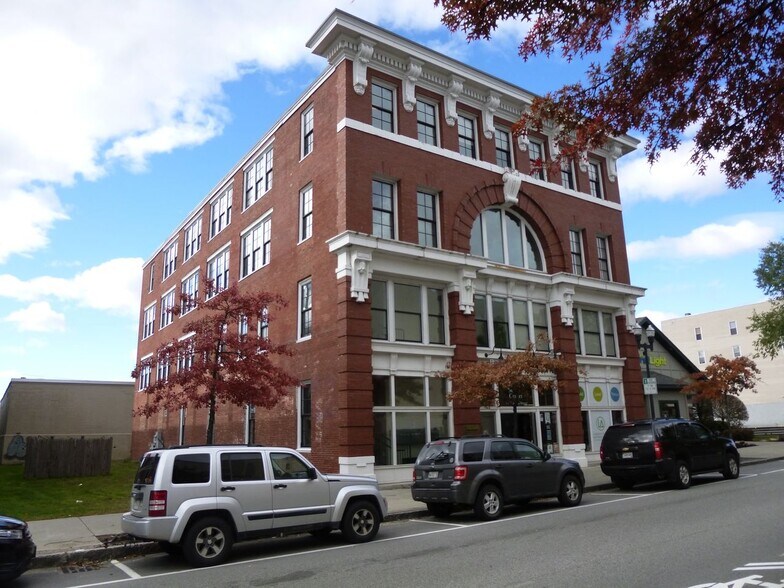 415 Lisbon St, Lewiston, ME à vendre - Photo du bâtiment - Image 1 de 13