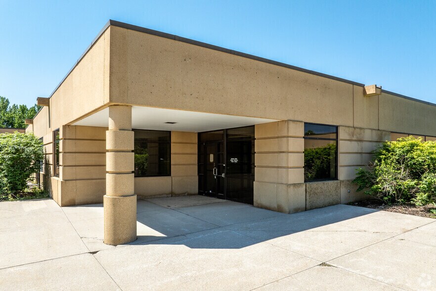 13300 Hickman Rd, Clive, IA à vendre - Photo du bâtiment - Image 3 de 7